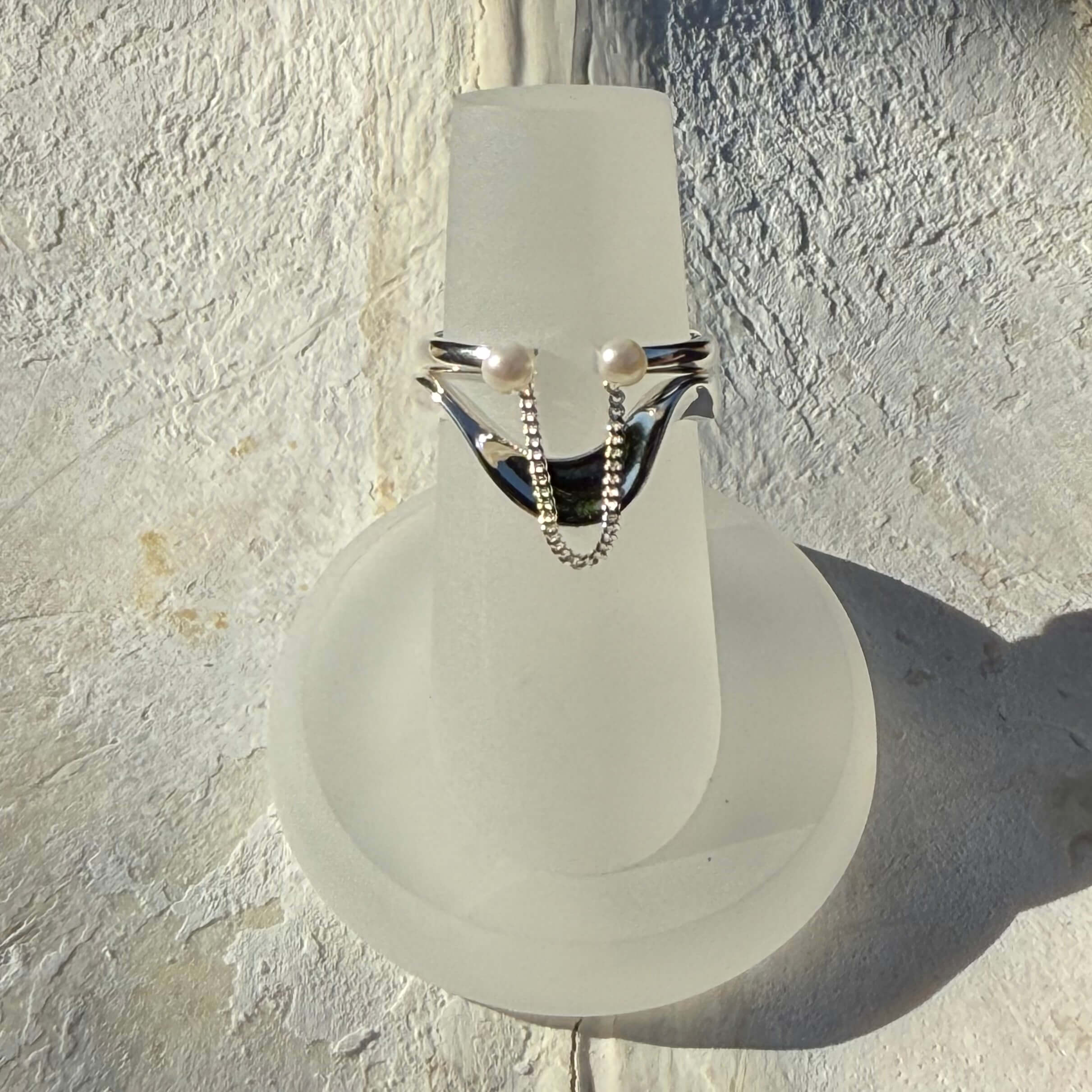 Wavy stackable silver ring with a pearl and chainsilver ring